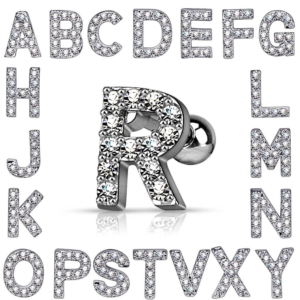 Oorpiercing met een letter uit stenen